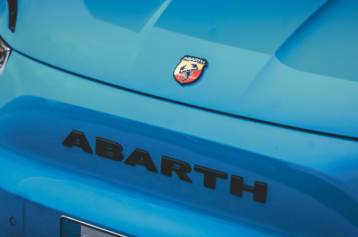 abarth 500e avis 2023 17 badge