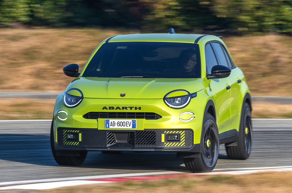 Abarth 600e en virage