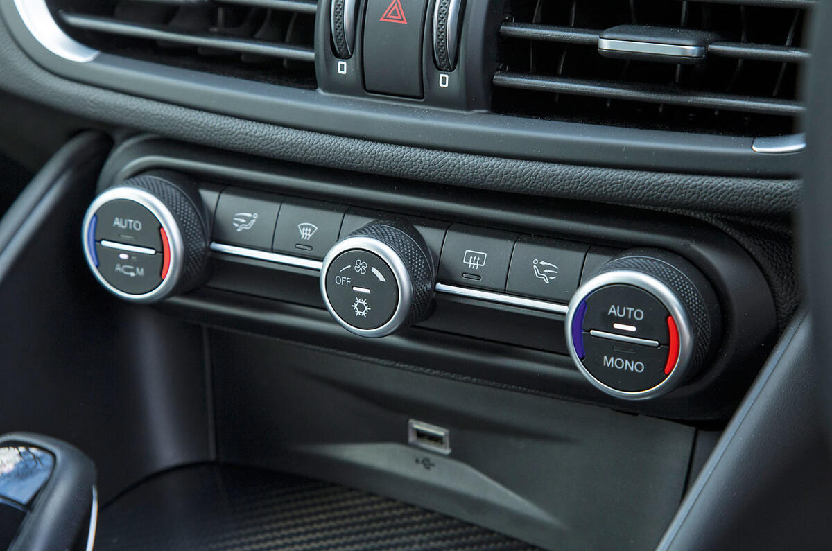 Alfa Romeo Giulia Quadrifoglio climate controls