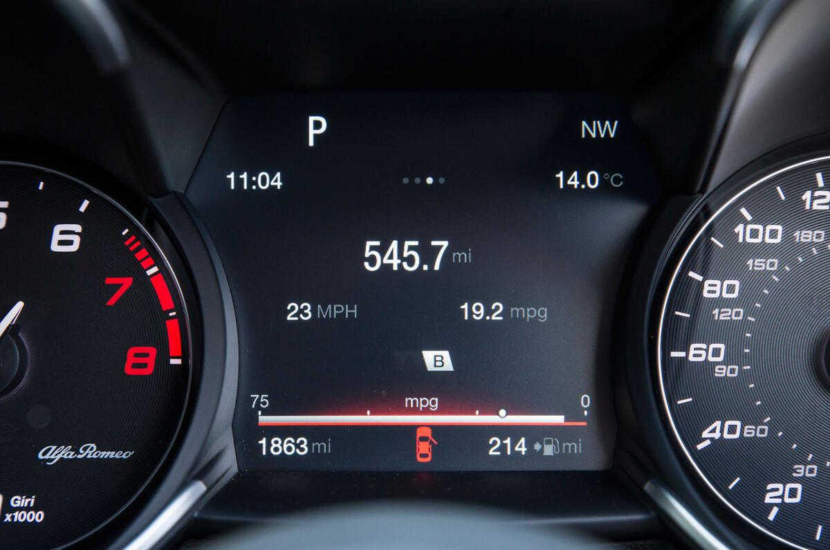 Alfa Romeo Giulia Quadrifoglio information display