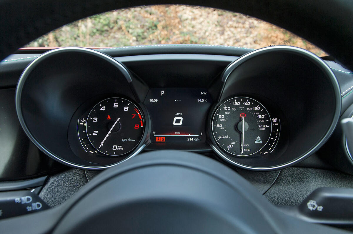 Alfa Romeo Giulia Quadrifoglio instrument cluster