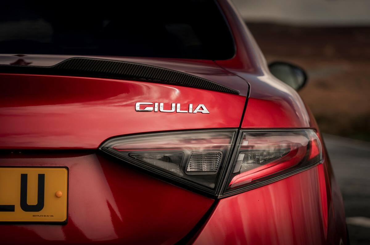 alfa romeo giulia qv avis 2025 08 feux arrières