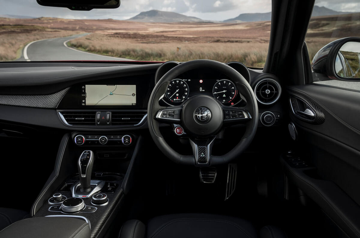alfa romeo giulia qv avis 2024 10 dash