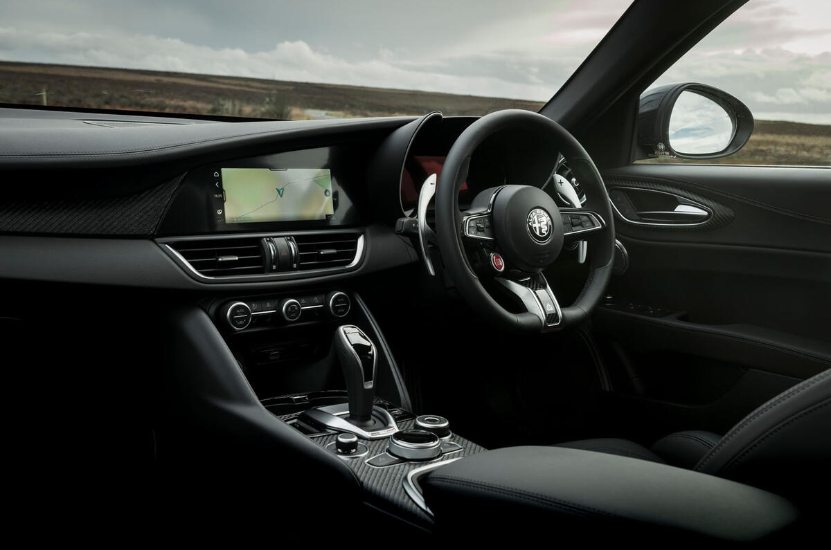 alfa romeo giulia qv avis 2025 11 intérieur