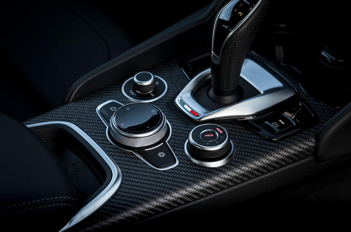 alfa romeo giulia qv review 2025 18 console centrale
