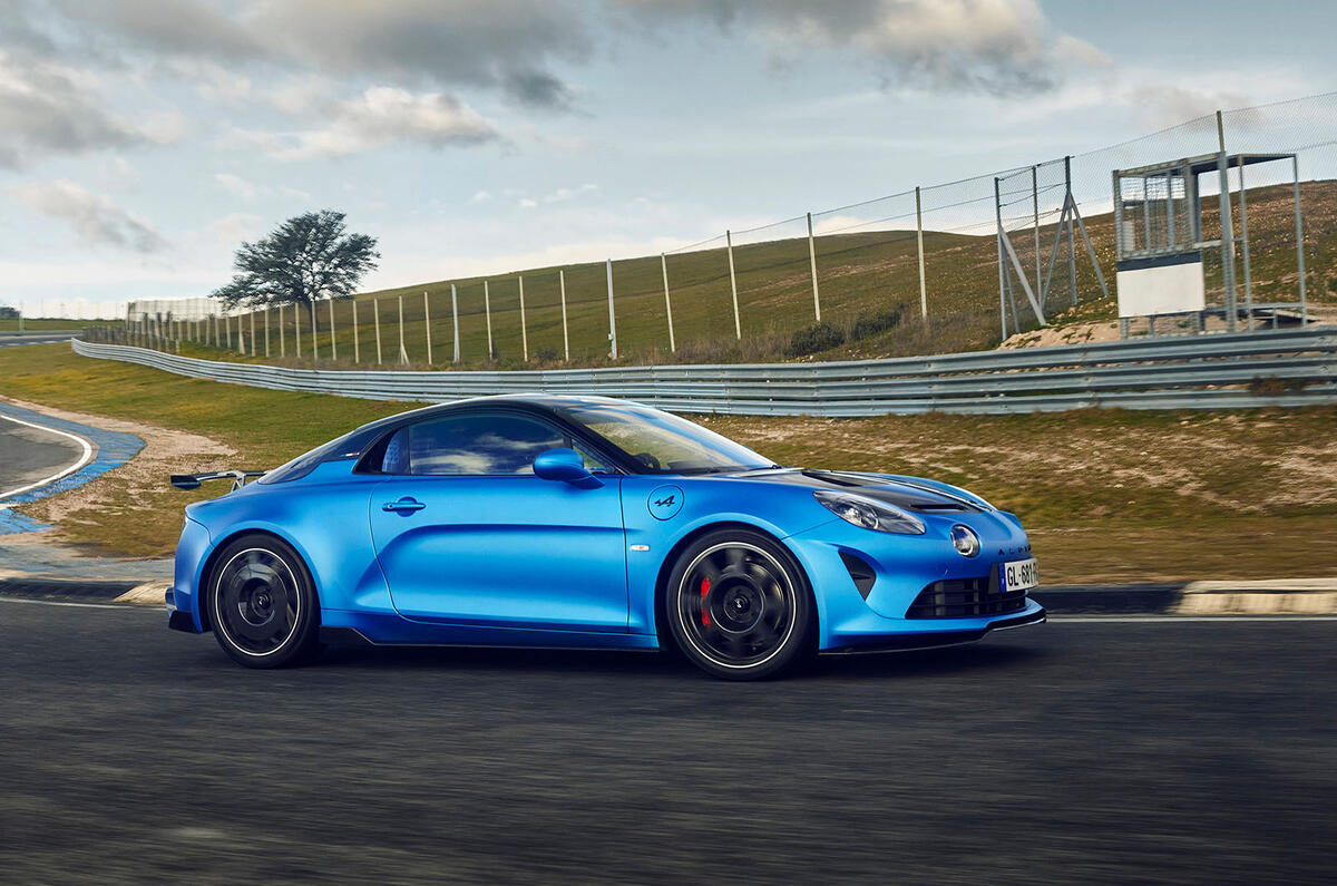 alpine a110r first drive 2023 03 virage avant