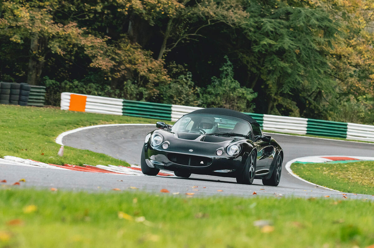 Analogue Automotive Supersport Restomod FD 2024 angle avant ME 19