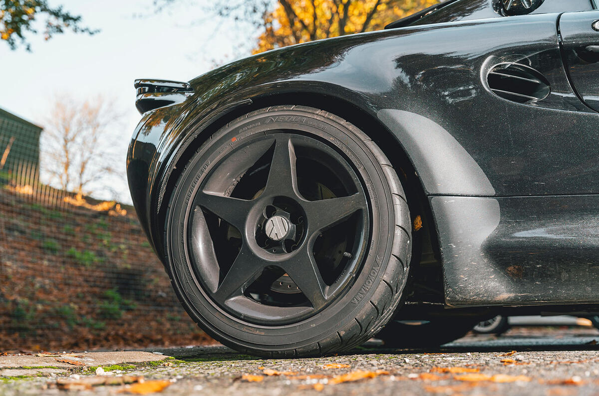 Analogue Automotive Supersport Restomod FD 2024 wheel ME 8