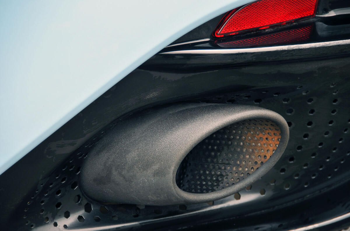 Aston Martin DB11 dual-exhaust system
