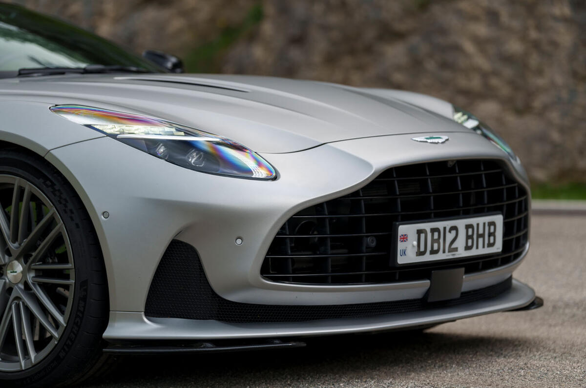 aston martin db12 avis 2023 11 détail du nez