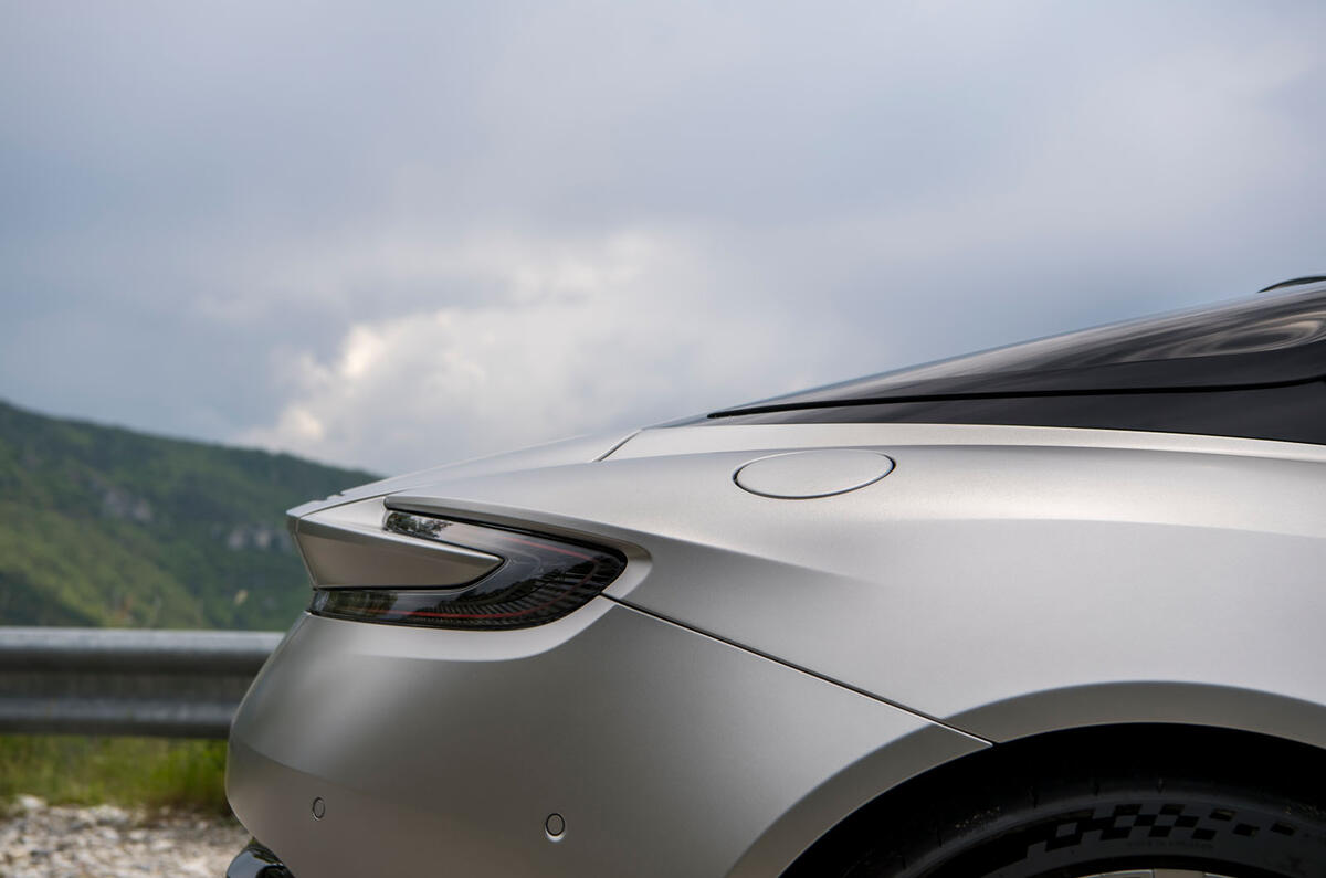 aston martin db12 review 2023 15 arrière détail