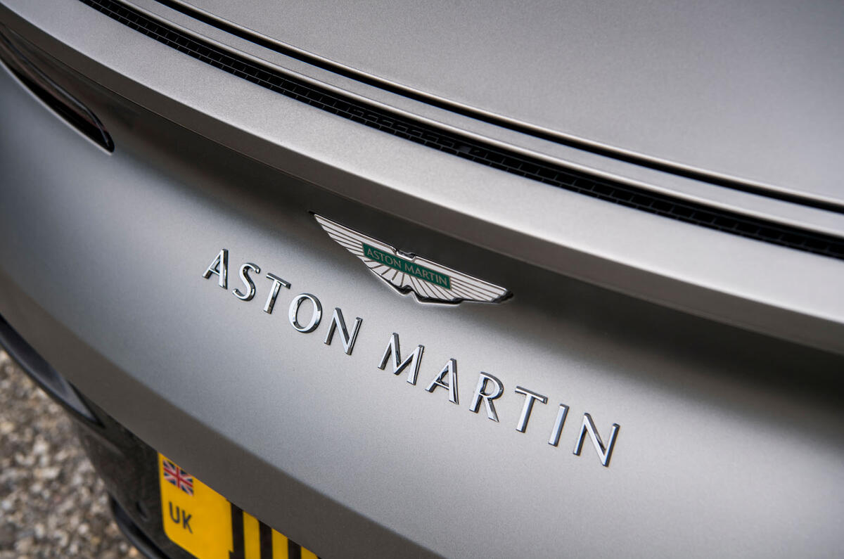 aston martin db12 avis 2023 17 badge