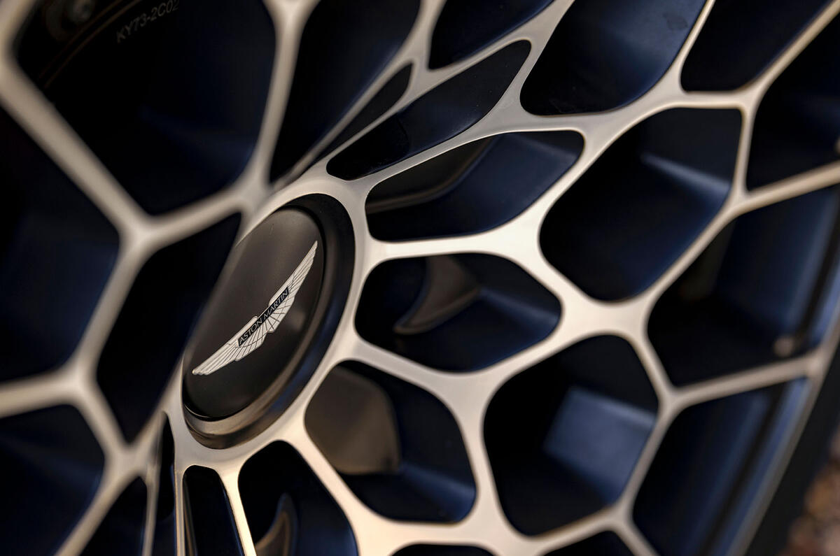 aston martin dbs 770 avis 2023 16 roue