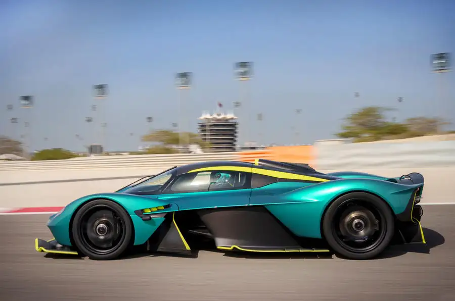 aston martin valkyrie 2023 15