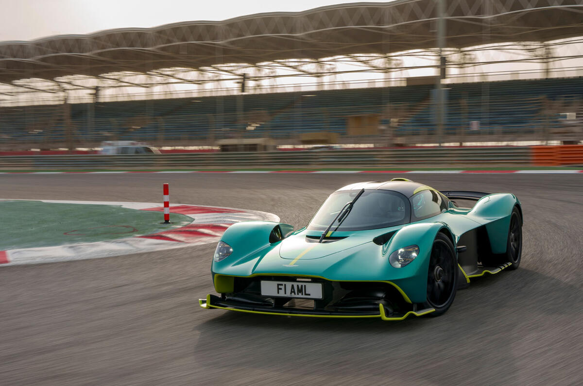 aston martin valkyrie 2023 19