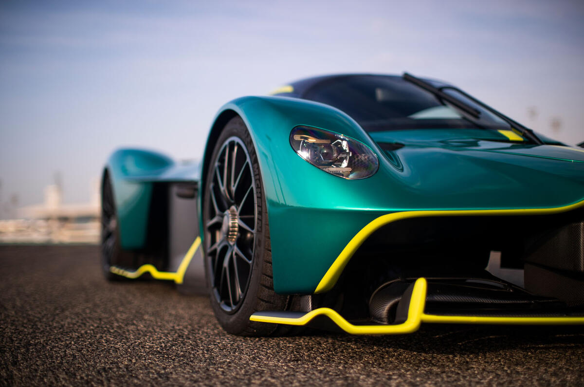 aston martin valkyrie 2023 27