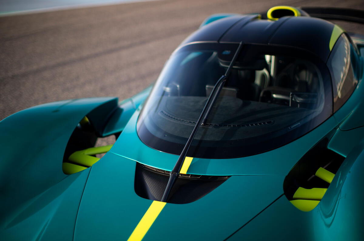 aston martin valkyrie 2023 31