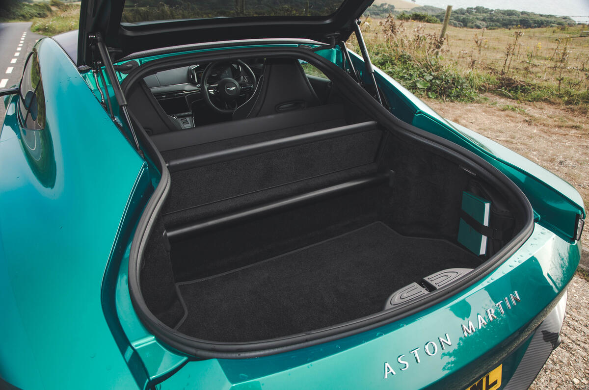 Aston Martin Vantage RT 2024 Critique du coffre 0181