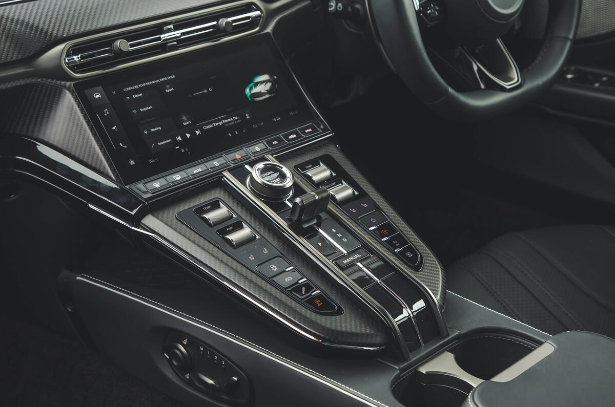 Aston Martin Vantage RT 2024 : essai de la console centrale 0190