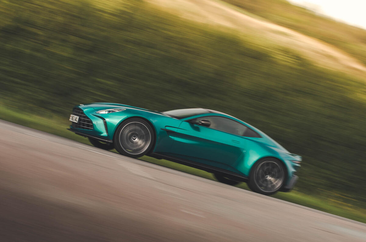 Aston Martin Vantage RT 2024 - panoramique 0207