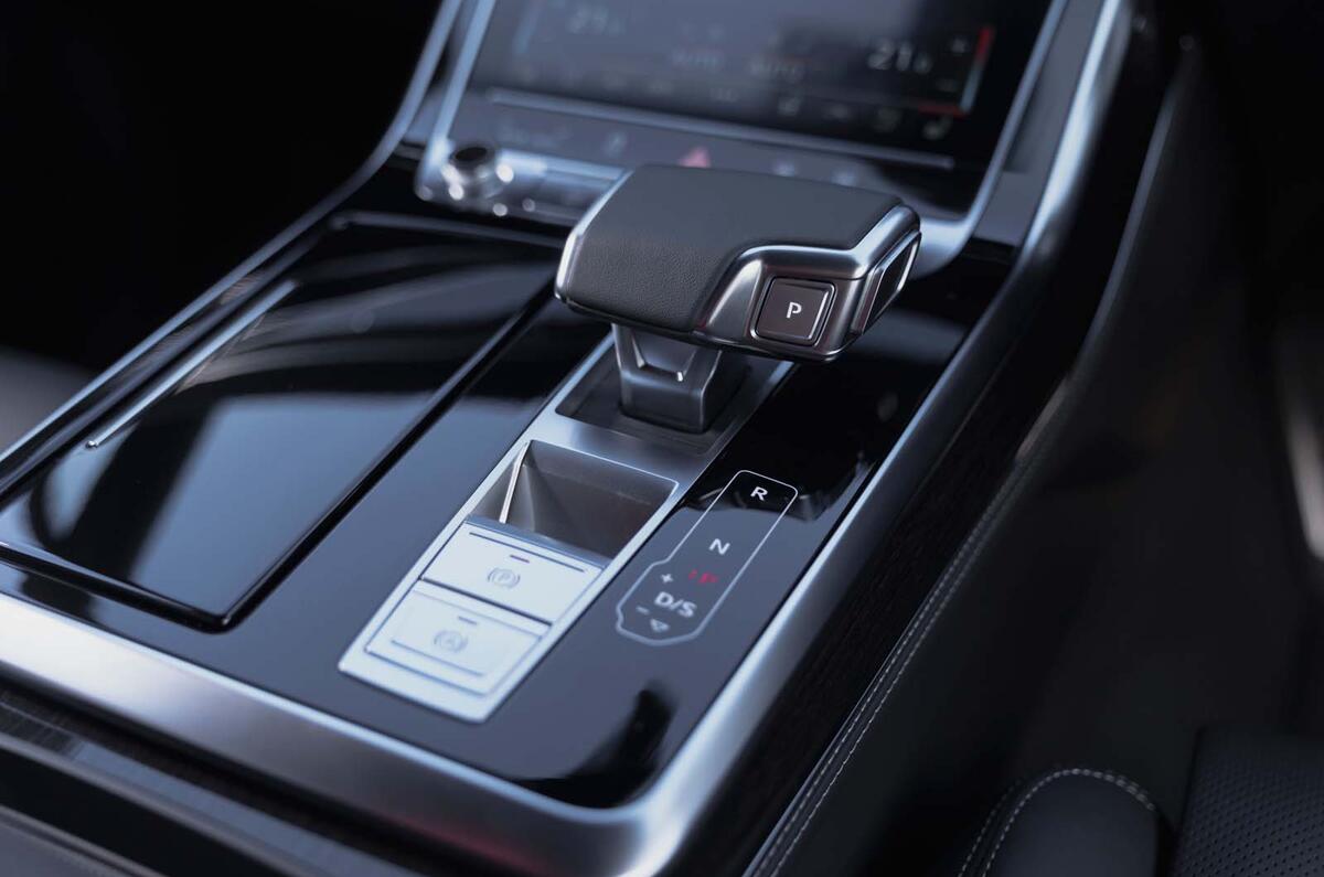 Intérieur du levier de vitesse de l'Audi Q7