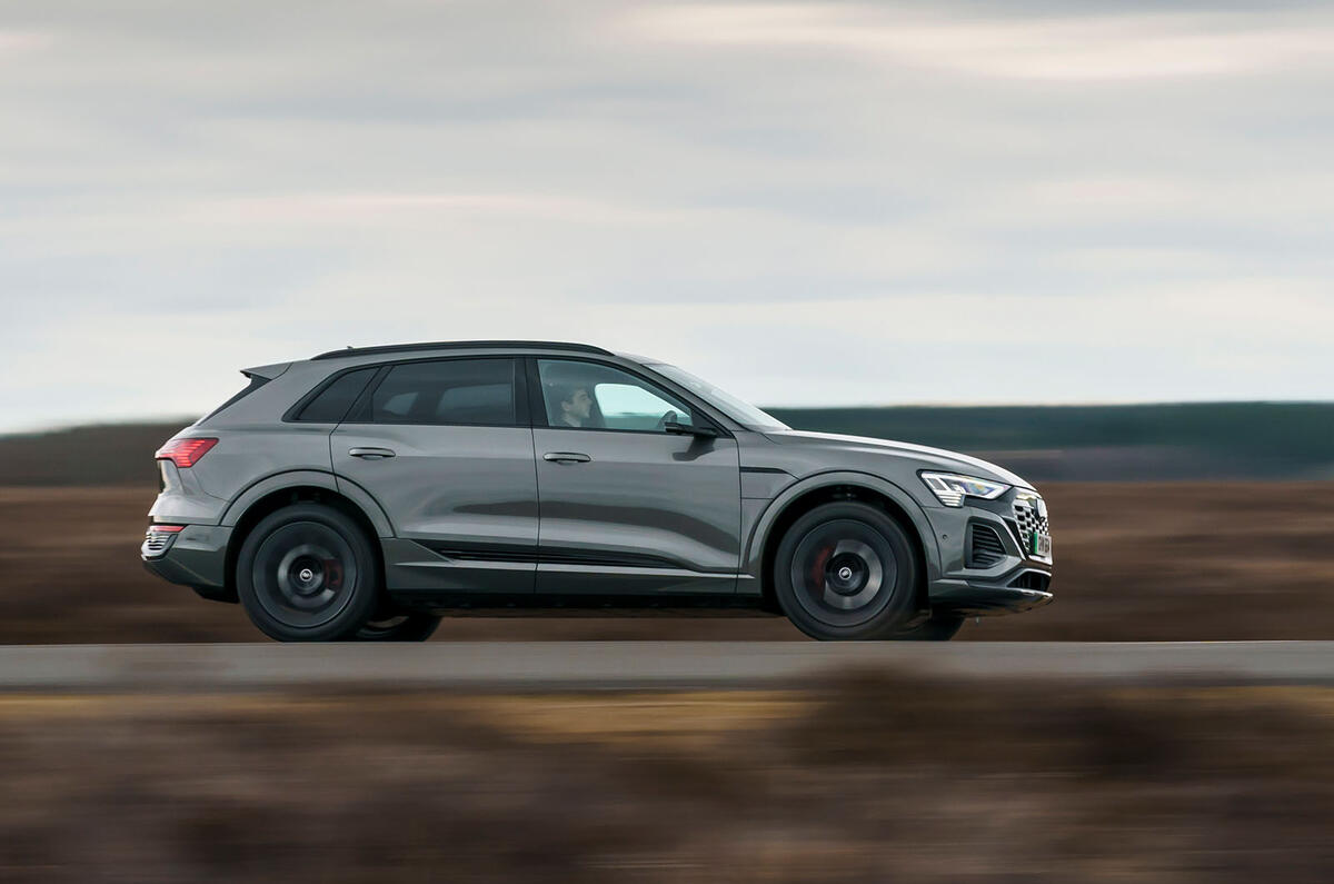 audi q8 e tron review 2023 002 panning