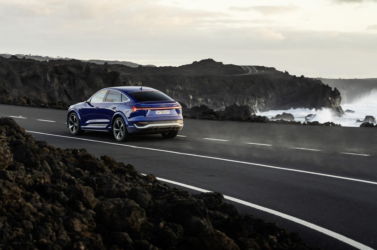 audi sq8 e tron 05 back panning