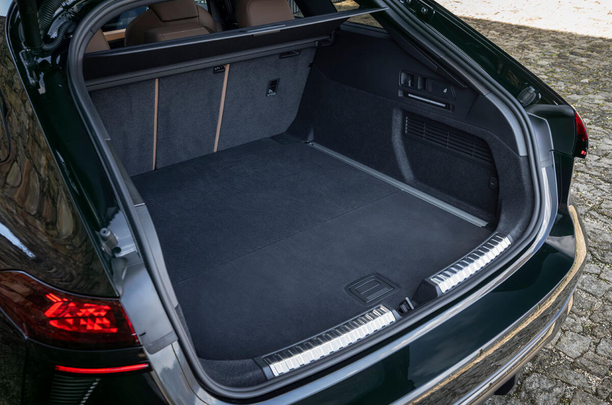 Audi A6 Avant ICE 2025 Review coffre 36