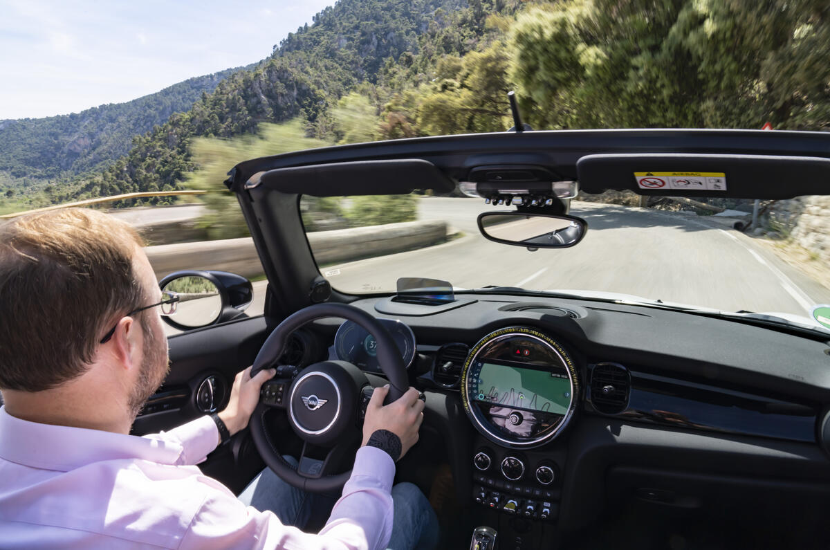 mini electric cabriolet avis cabine conduite 