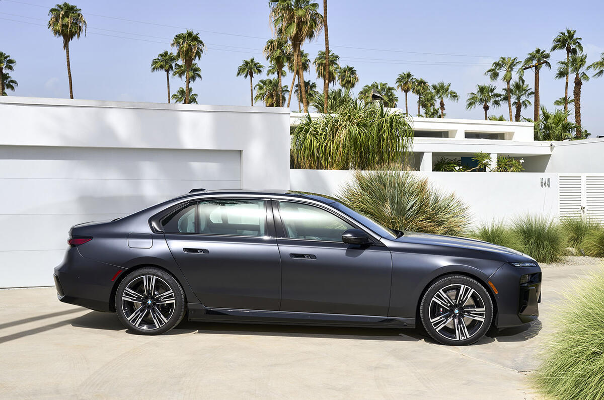 bmw i7 14 latérale statique