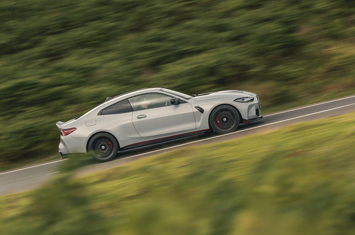 BMW M4 CSL 02 panoramique latéral