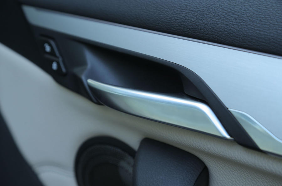 Les poignées de porte chromées de la BMW X1 apportent une touche de qualité.