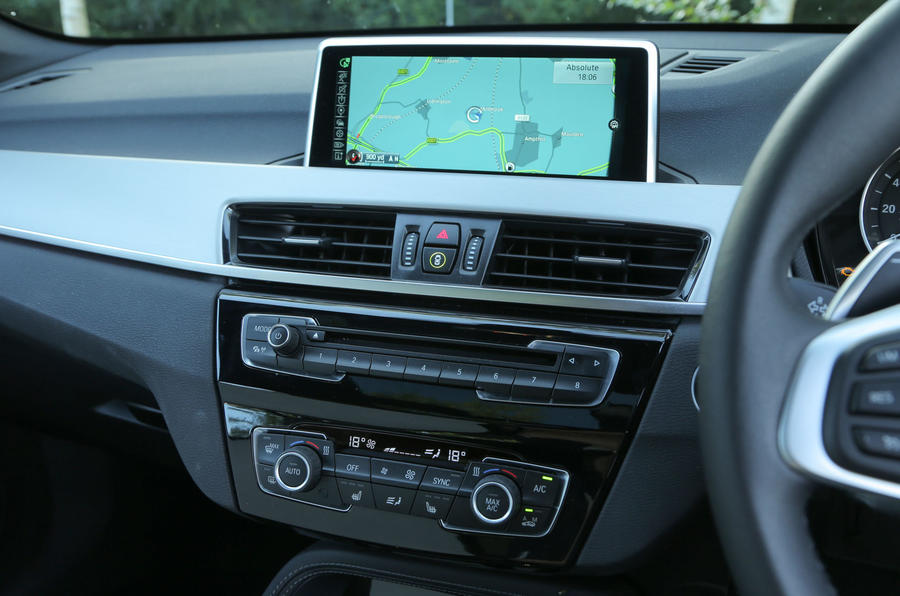 L'excellent système iDrive installé de série dans la BMW X1.