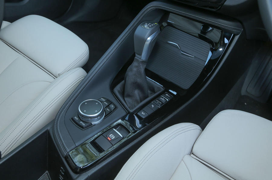 Le levier de vitesse automatique de la BMW X1, similaire à celui de la Mini.