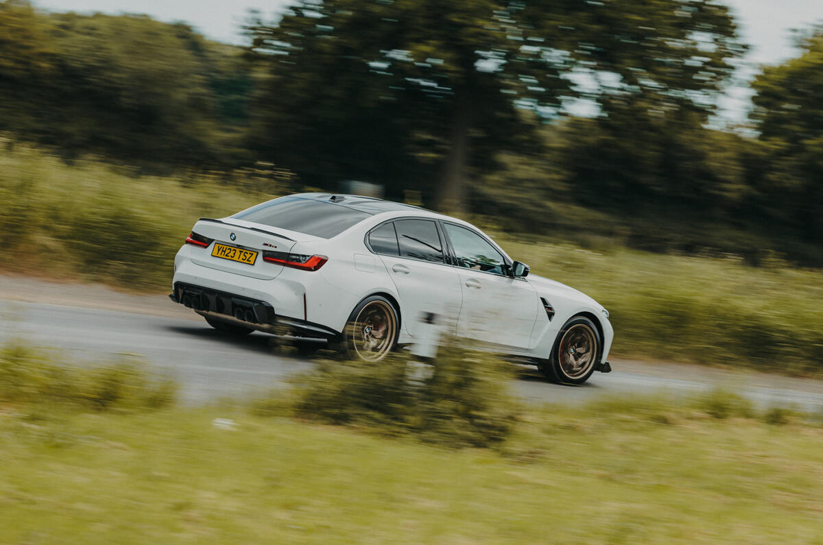 BMW M3 CS loin dynamique