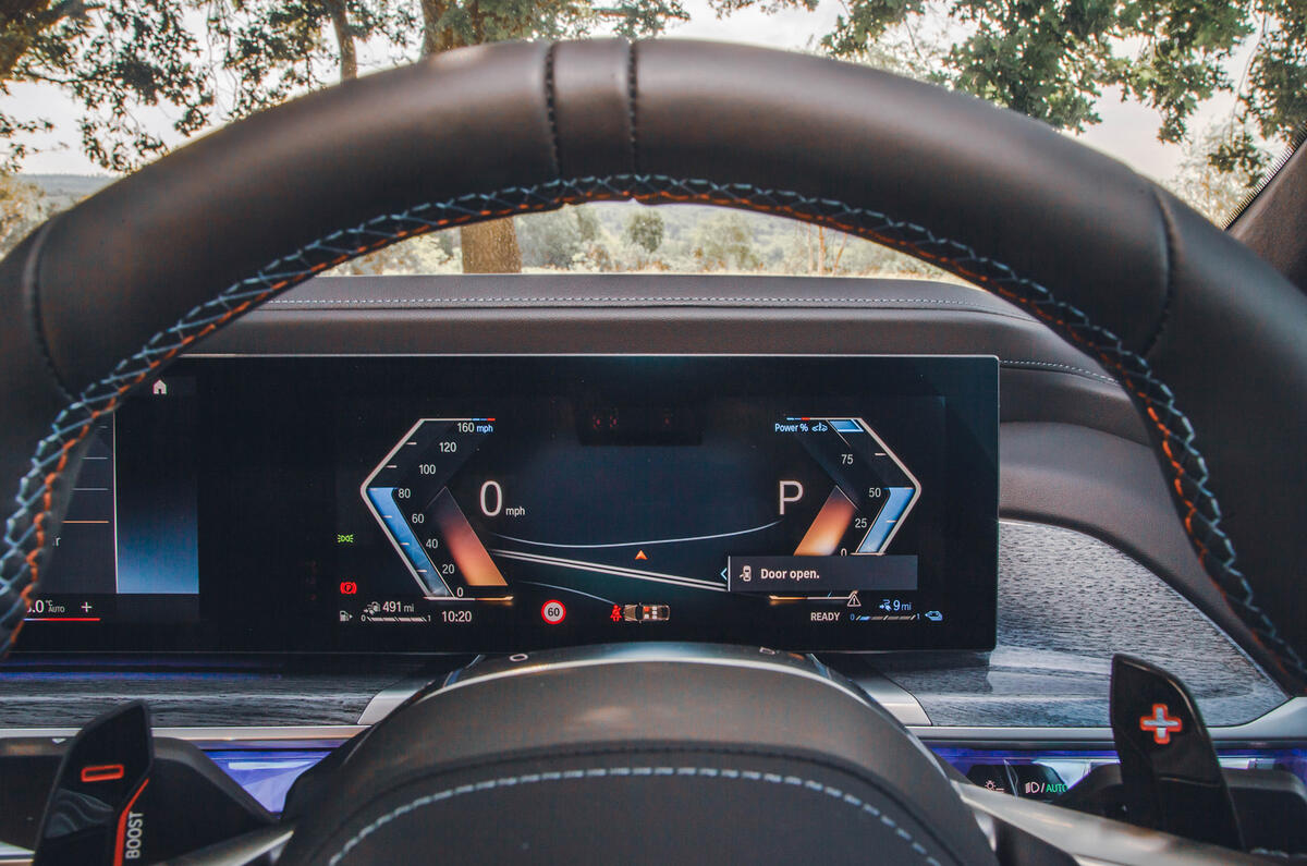 BMW M760e digital display