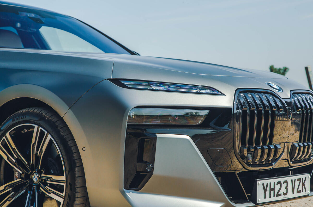 BMW M760e front end