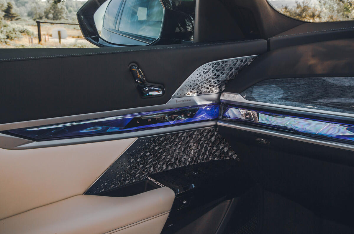 BMW M760e interior gadgets