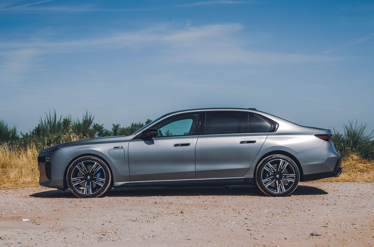 BMW M760e side