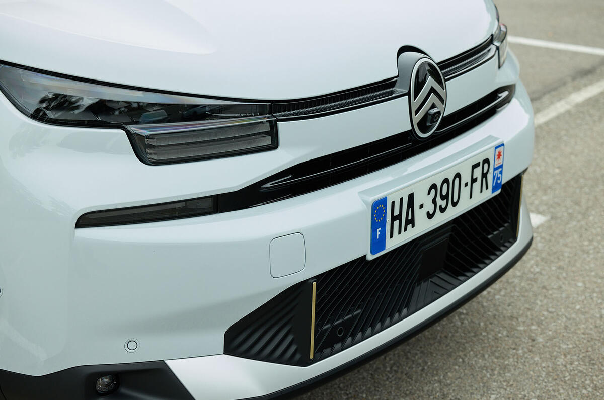 citroen C4 X avis 2025 004 grill
