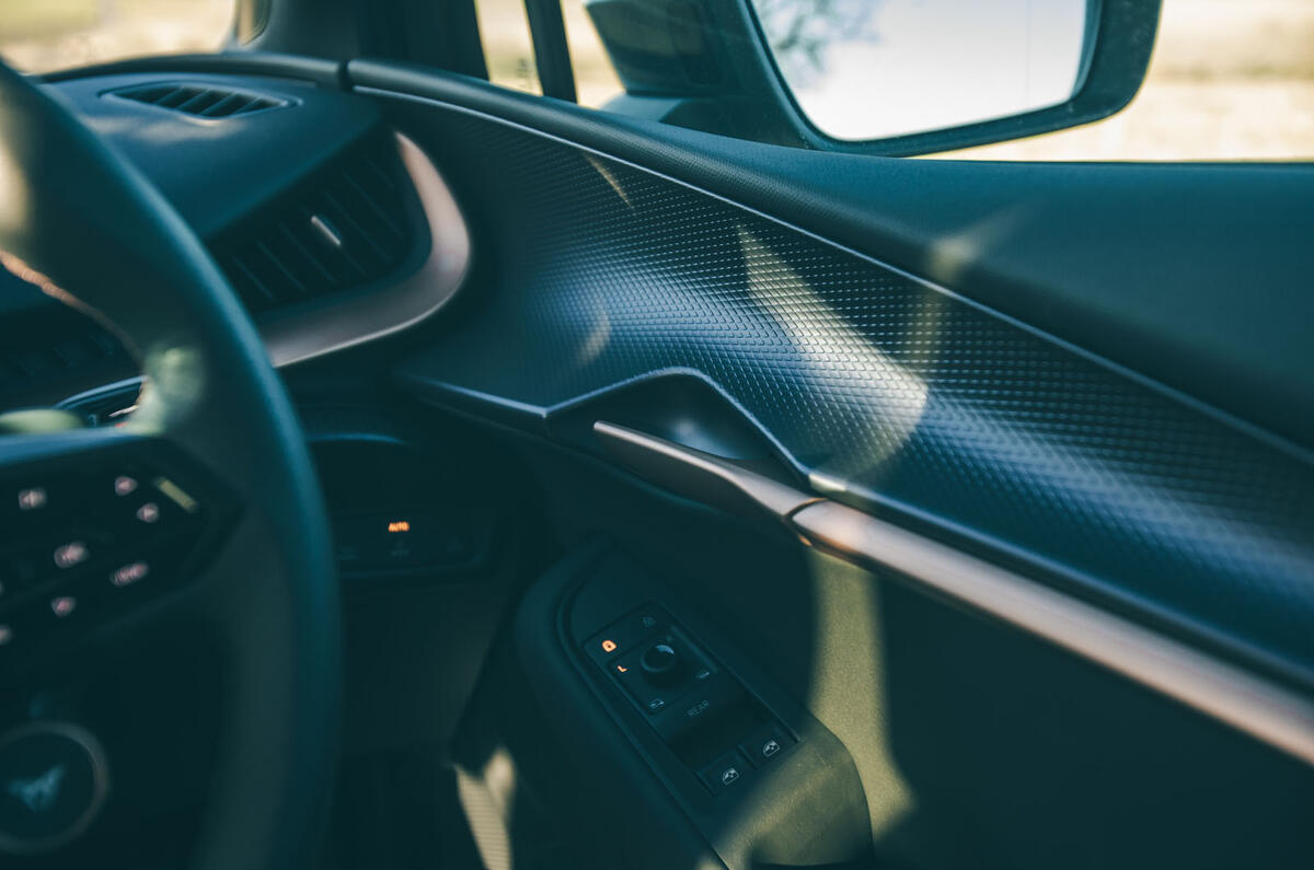 cupra tavascan rt 2024 détails de la garniture de porte 18