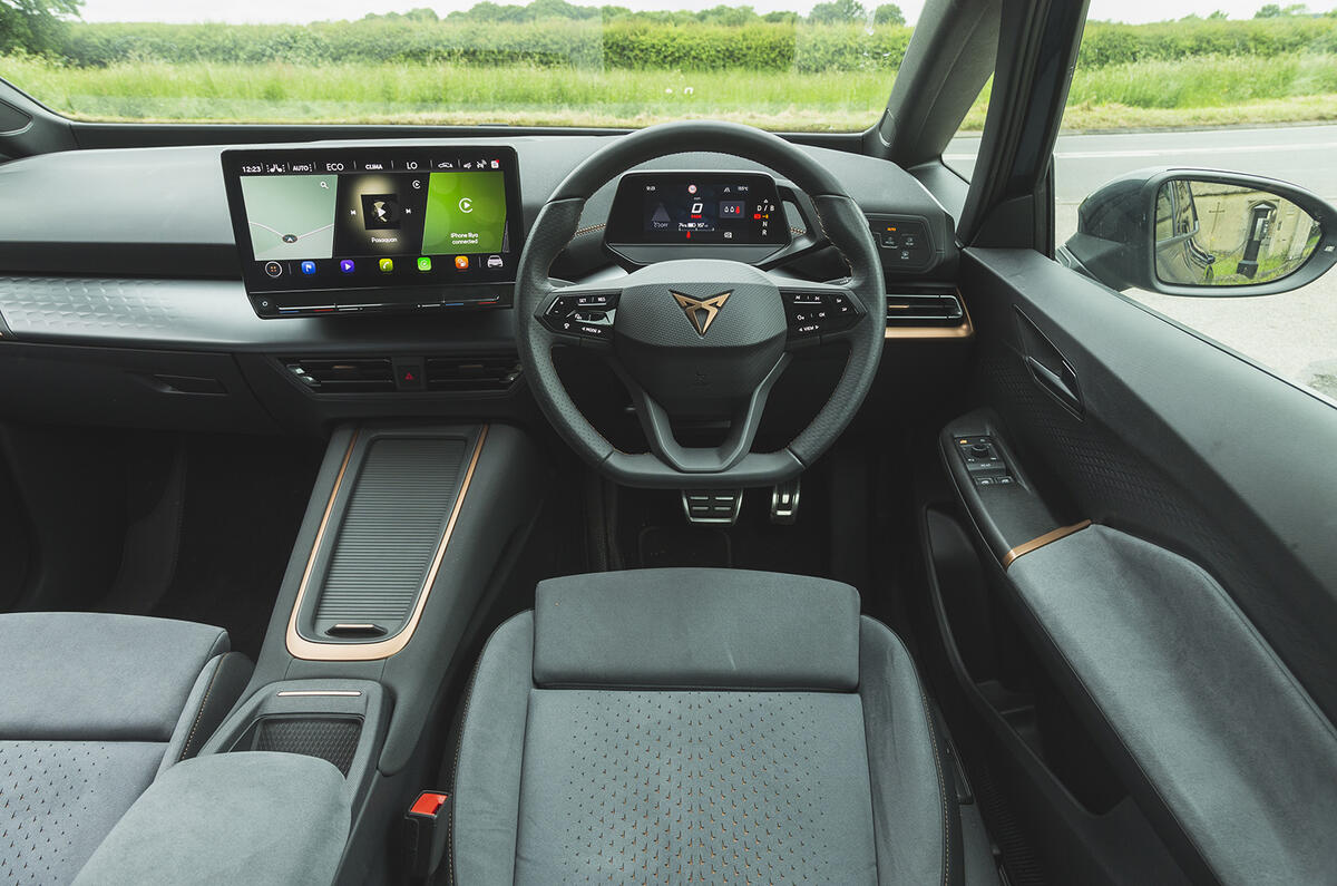 Cupra Born 2022 straightdash