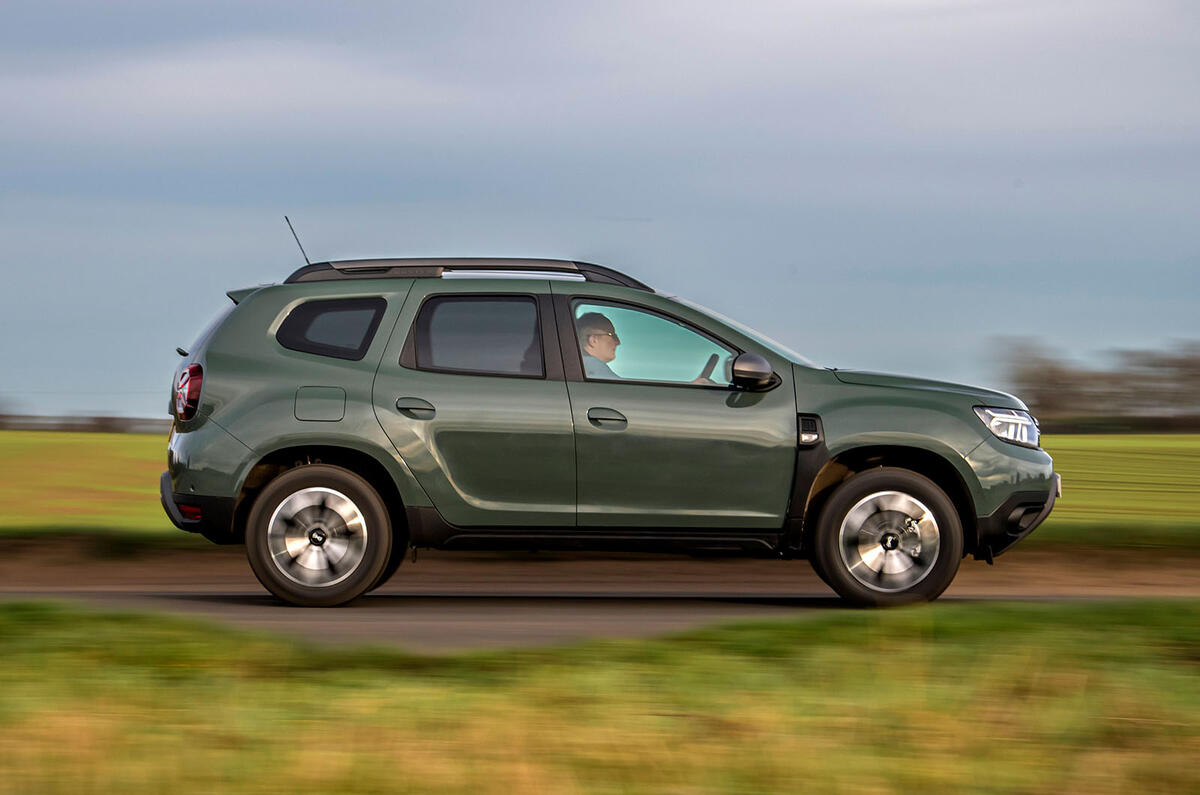 dacia duster road test 2023 02 panning side