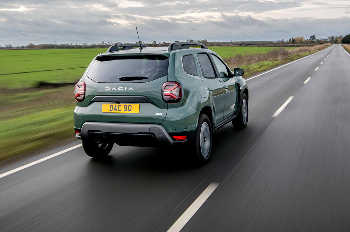 dacia duster road test 2023 03 tracking rear