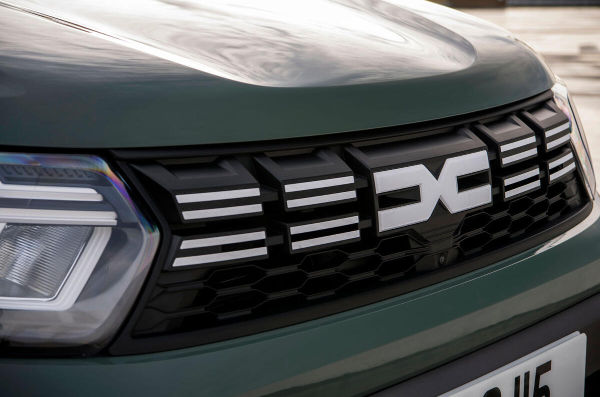 dacia duster road test 2023 06 grill