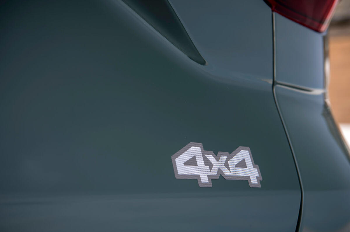 dacia duster road test 2023 07 badge