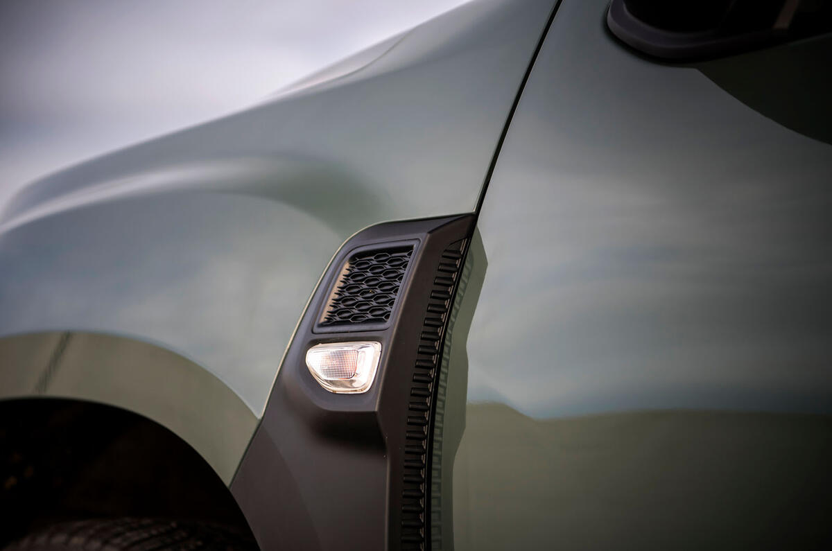 dacia duster road test 2023 08 detail