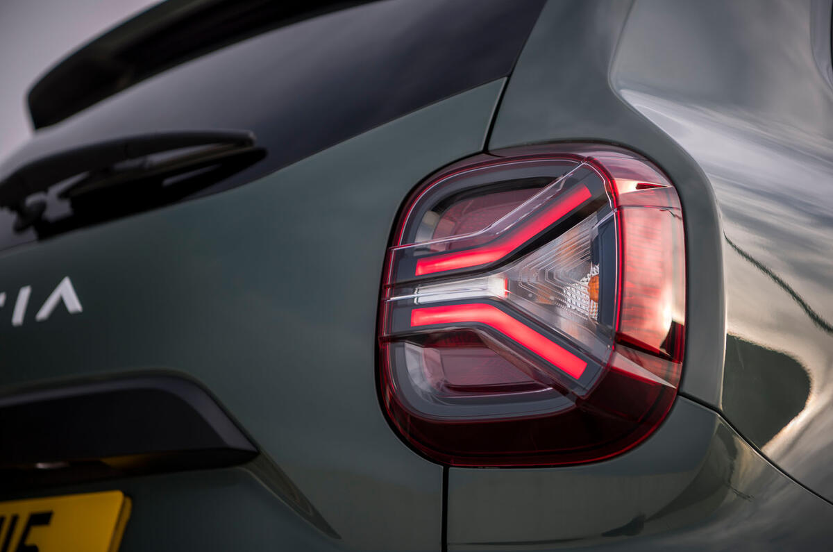 dacia duster road test 2023 09 rear light