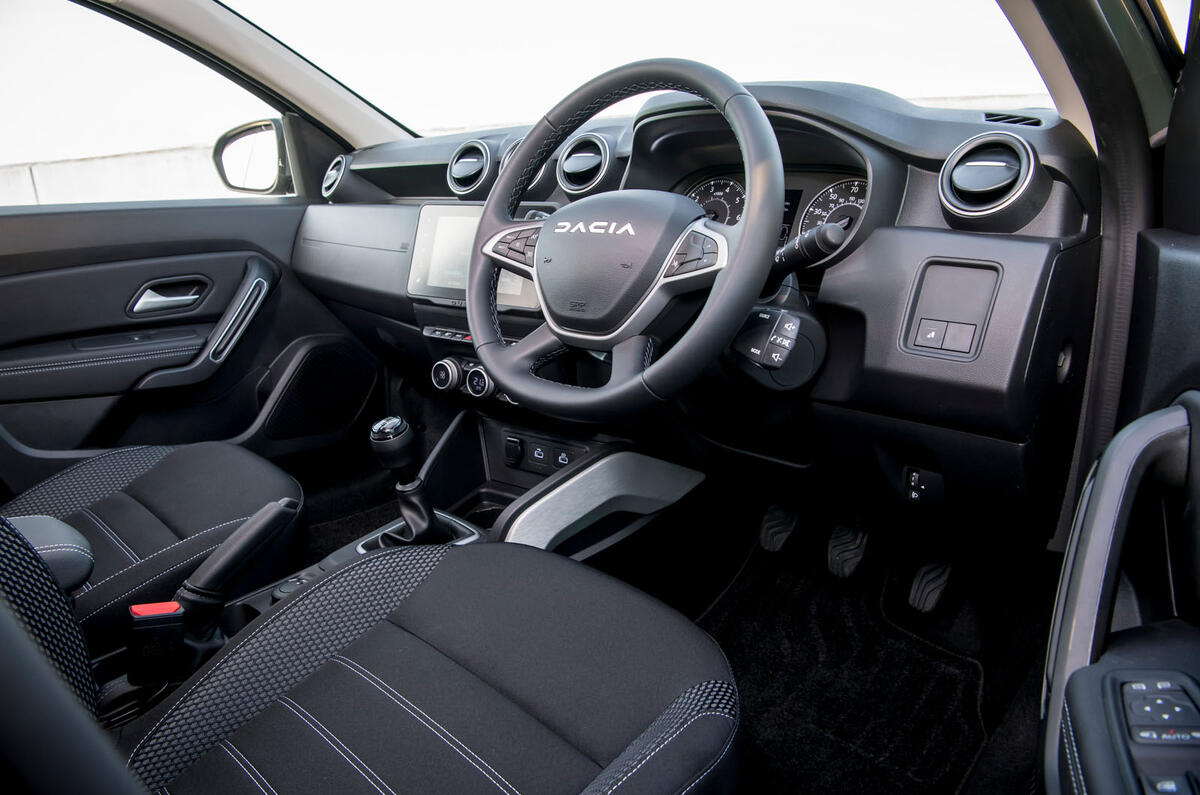 dacia duster road test 2023 12 cabin