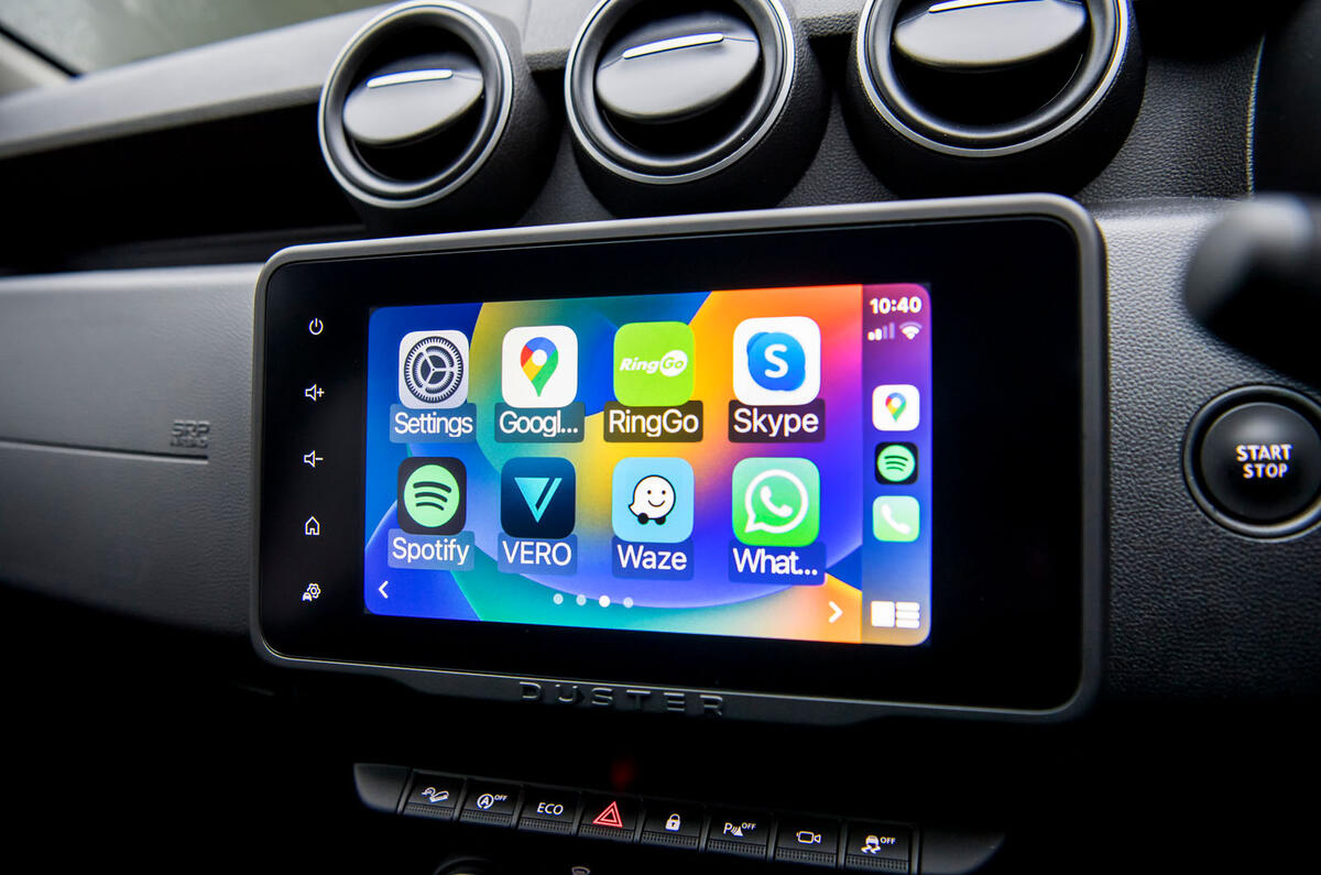 dacia duster road test 2023 15 screen